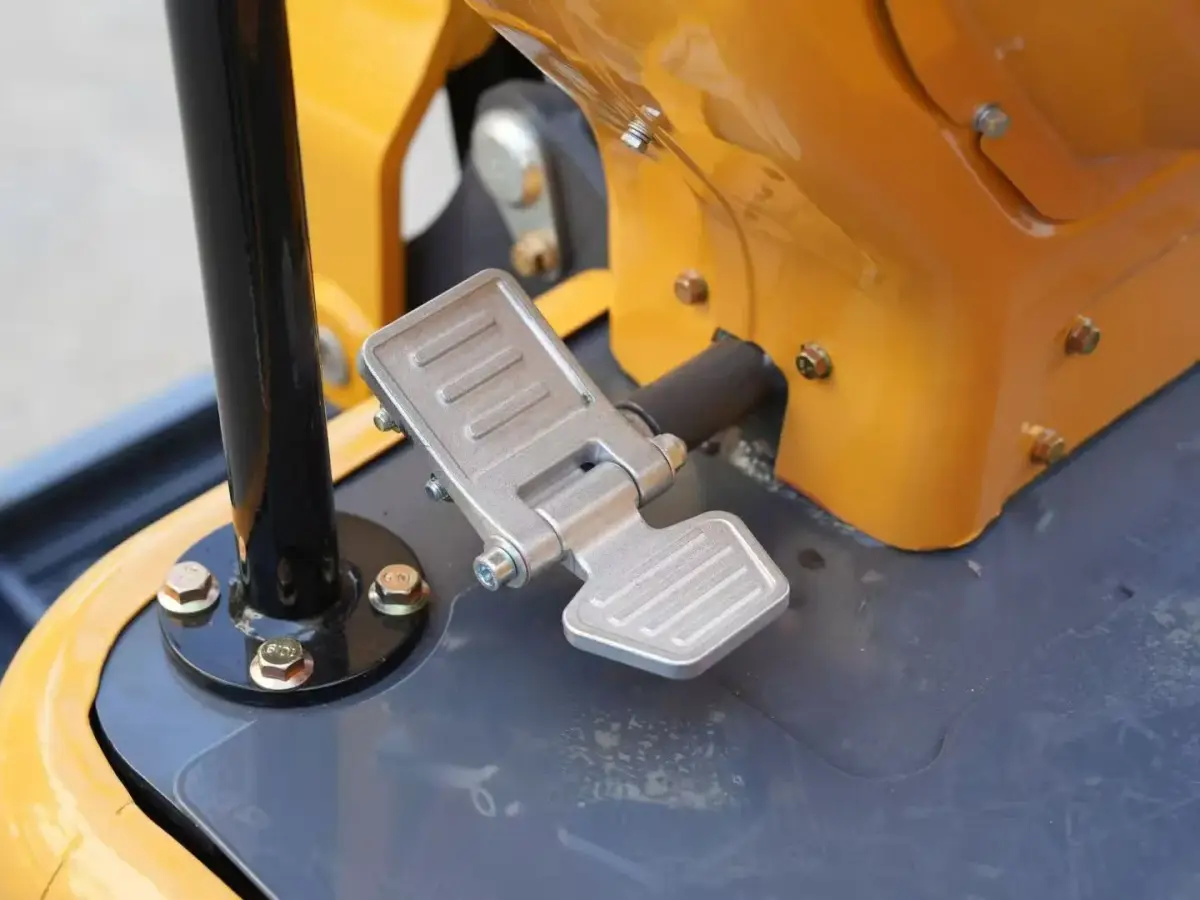 TerraCub 12Q mini excavator travel pedal detail